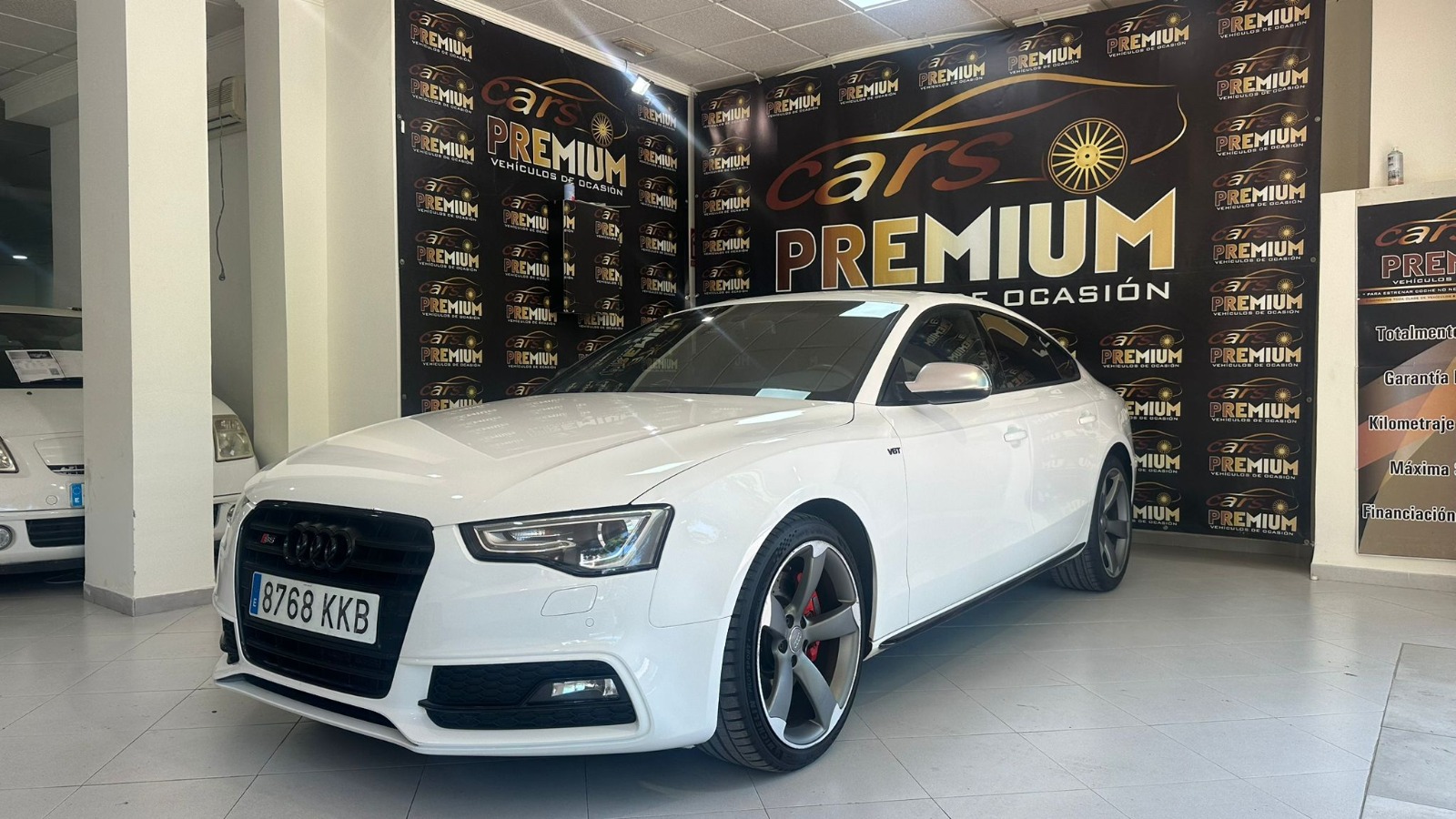 Vehículo Audi S5 en el showroom de CarsPremium Albal