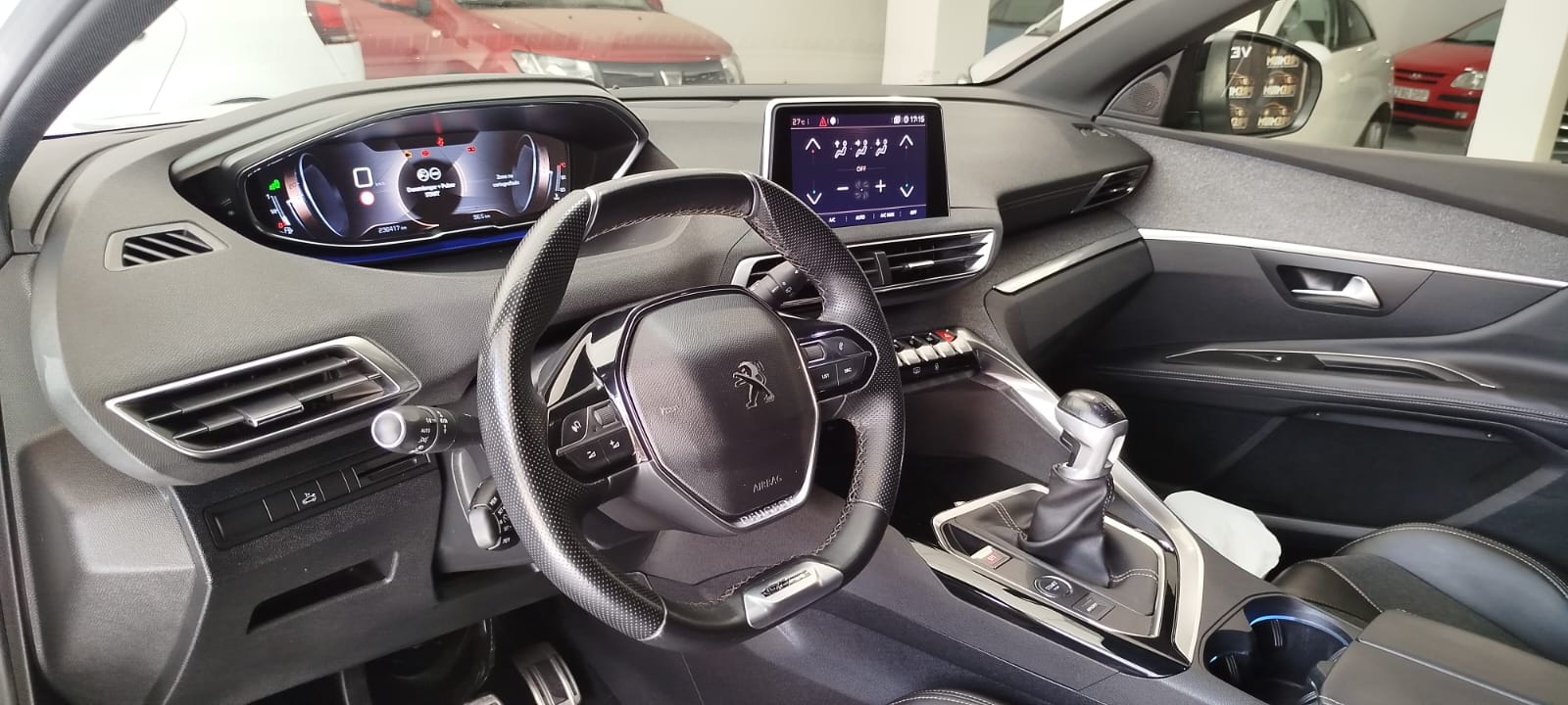 Interior de Peugeot con pantalla multimedia en CarsPremium Albal